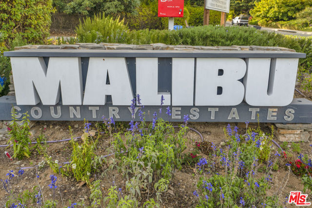 3516 Malibu Country Drive, Malibu CA: https://media.crmls.org/mediaz/4840d923-e04b-4bfa-8f1a-b71b63dc946f.jpg