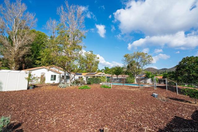 14105 Durhullen Dr, Poway CA: https://media.crmls.org/mediaz/4840e40a-e2d6-48a4-b0e1-7141b789f89f.jpg