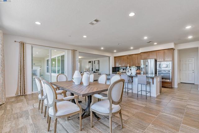 4005 Sarasta Bay Dr, Pittsburg CA: https://media.crmls.org/mediaz/484168bb-aef5-4713-a447-3ac76a874a6d.jpg