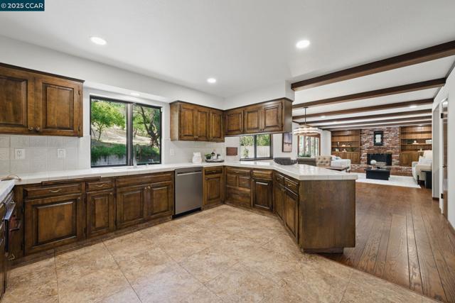 3938 Los Arabis Dr, Lafayette CA: https://media.crmls.org/mediaz/48417856-2492-4c87-80d6-bcd294c8a8c1.jpg