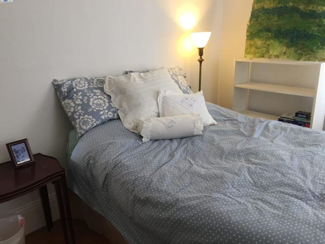 1621 E 38Th St, Oakland CA: https://media.crmls.org/mediaz/4842ff60-0bce-4928-b56c-9d7d88e43642.jpg