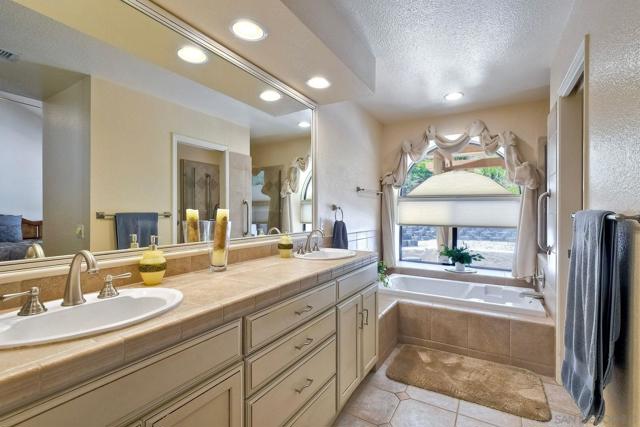 16078 AVENIDA AVEIRO, San Diego CA: https://media.crmls.org/mediaz/48433a21-668b-43b0-a6d7-98cb937f0662.jpg