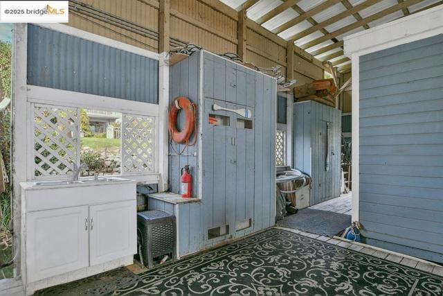 3824 Stone Rd, Bethel Island CA: https://media.crmls.org/mediaz/48440640-12f7-4b9a-9fd6-75c2e331041d.jpg