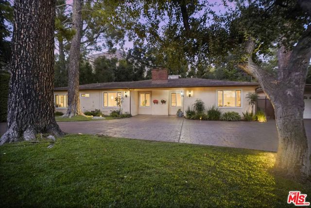 2452 N Altadena Drive, Altadena CA: https://media.crmls.org/mediaz/4844204e-5462-46ea-9870-2655ccff2a90.jpg