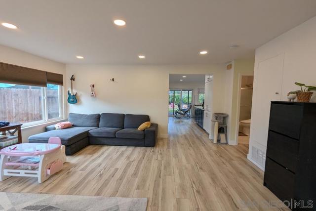11416 Osoyoos Pl, San Diego CA: https://media.crmls.org/mediaz/48443deb-e3dc-49c8-8d47-212c5ed6d493.jpg