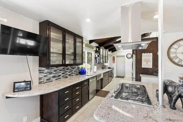 2824 Scenic View Rd, Alpine CA: https://media.crmls.org/mediaz/4847693c-2b6a-40df-bfed-bd0058686e4b.jpg