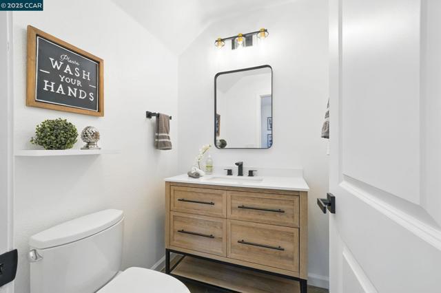 10708 Prince Royal Ct, Oakland CA: https://media.crmls.org/mediaz/484796e7-849f-4a19-8fa5-34678de64a1e.jpg