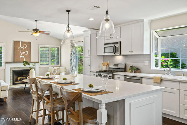4570 N Vistapark Drive, Moorpark CA: https://media.crmls.org/mediaz/48486cd8-1b46-4340-abdc-97f0f928bdbd.jpg