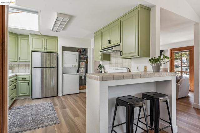 3176 Jordan Rd, Oakland CA: https://media.crmls.org/mediaz/4848c98a-e050-420d-933a-7bfce87c4c49.jpg