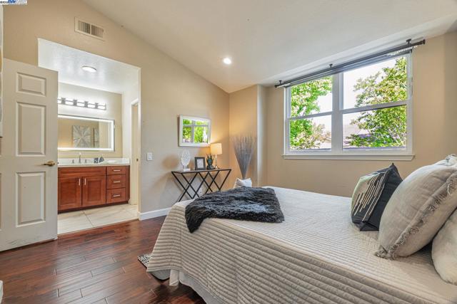 5406 Ontario Cmn, Fremont CA: https://media.crmls.org/mediaz/4849b178-4cac-4355-b291-6df7f3b7ab94.jpg