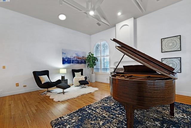 20340 Hunters Knls, Castro Valley CA: https://media.crmls.org/mediaz/484b35e8-5dac-402f-9614-8f8a22b2d66a.jpg