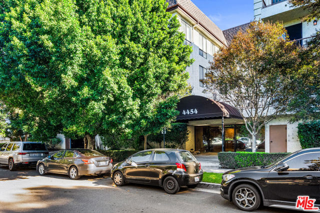 4454 Ventura Canyon Avenue, Sherman Oaks CA: https://media.crmls.org/mediaz/484b9706-20b1-44f6-ad8b-5c80da89e1c4.jpg