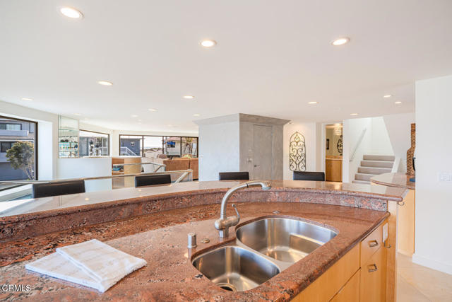 3300 Ocean Drive, Oxnard CA: https://media.crmls.org/mediaz/484cacb4-8f17-43e0-959b-75ec333bb680.jpg
