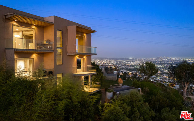 1600 Viewmont Drive, Los Angeles CA: https://media.crmls.org/mediaz/484d0e39-df16-4316-892a-22334796d655.jpg