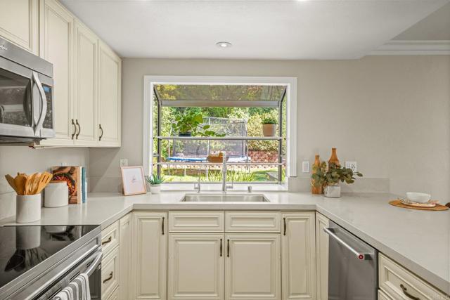 Detail Gallery Image 15 of 52 For 2702 Jacaranda Ave, Carlsbad,  CA 92009 - 5 Beds | 2/1 Baths