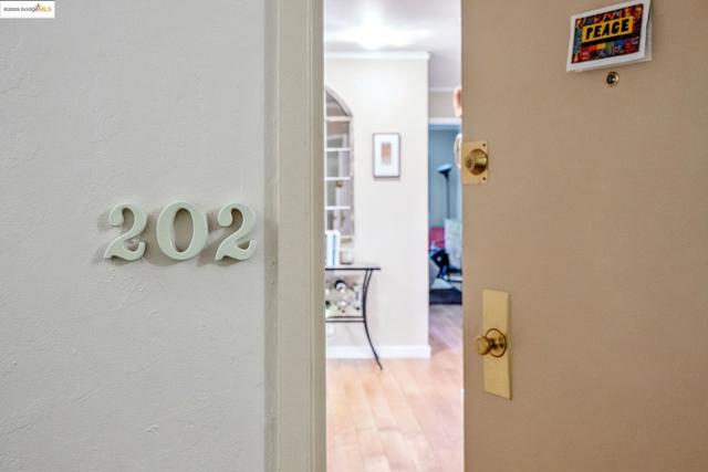 250 Whitmore St, Oakland CA: https://media.crmls.org/mediaz/484e8f30-dd11-434f-b3b2-afdaf2bff2dc.jpg