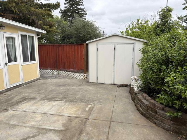24909 Avocado Ct, Hayward CA: https://media.crmls.org/mediaz/48509dcd-3fa1-4643-b8af-0e80283deba8.jpg