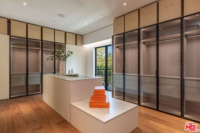 927 N Whittier Drive, Beverly Hills CA: https://media.crmls.org/mediaz/4850f1c0-e567-4b02-b22b-a431b9225ecc.jpg