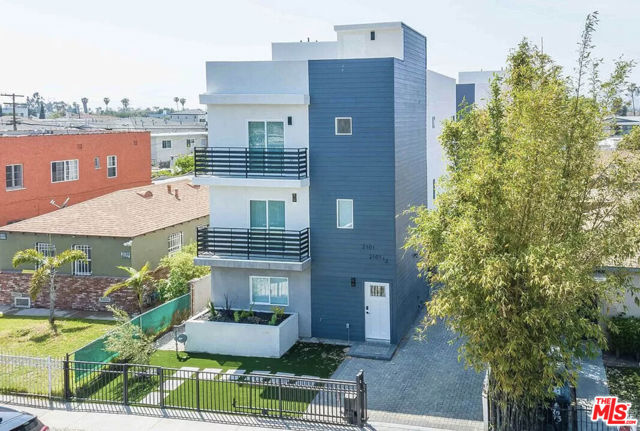 2103 S Burnside Avenue, Los Angeles CA: https://media.crmls.org/mediaz/48524a9c-76bb-4030-8e47-fbe94ea49dfc.jpg
