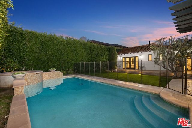 514 N Walden Drive, Beverly Hills CA: https://media.crmls.org/mediaz/48527e1b-7450-4e43-b345-0df4b47f13b1.jpg