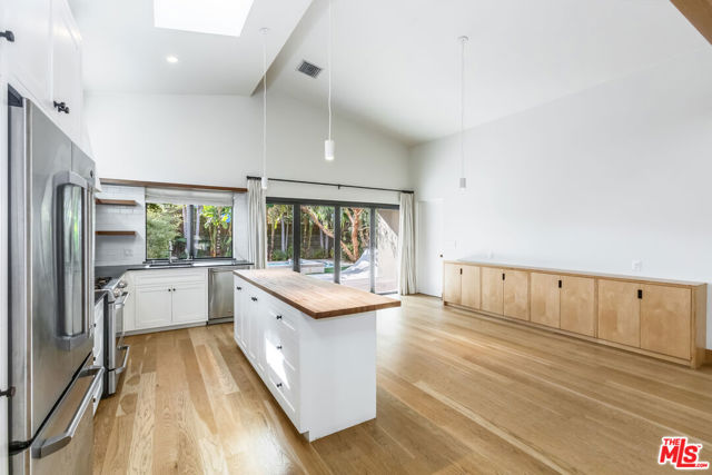 4229 Elmer Avenue, North Hollywood CA: https://media.crmls.org/mediaz/4852a7cc-e391-4517-9268-a04e5d5471f0.jpg