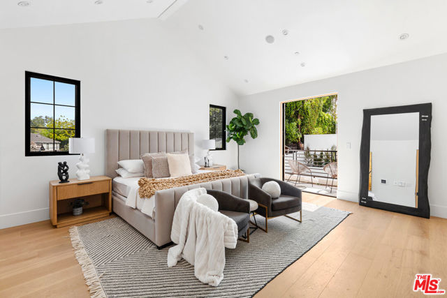 2565 Patricia Avenue, Los Angeles CA: https://media.crmls.org/mediaz/4852decc-1daf-41e6-96da-41f019c12ce4.jpg