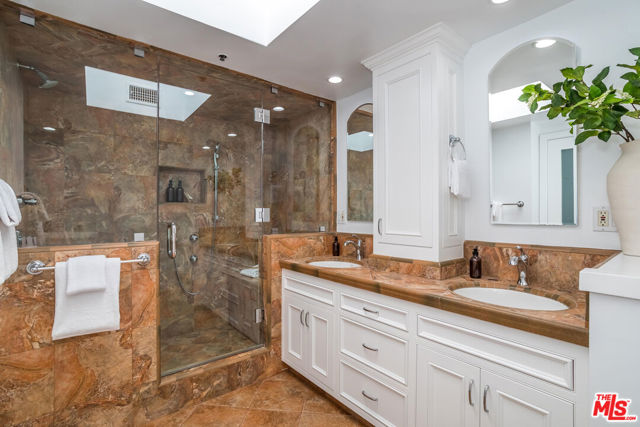 410 S Barrington Avenue, Los Angeles CA: https://media.crmls.org/mediaz/485345c3-2138-4143-8486-f3961ee00f03.jpg