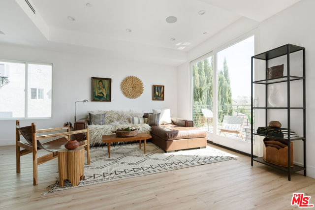 2514 Berkeley Avenue, Los Angeles CA: https://media.crmls.org/mediaz/48541258-da3a-4ff2-9042-477a12ba57a0.jpg