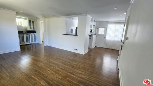130 132 D San Vicente Boulevard, Santa Monica CA: https://media.crmls.org/mediaz/48546c17-d7d0-43e0-98b0-3a26956cf470.jpg
