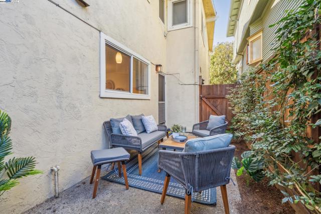 5242 Miles Avenue, Oakland CA: https://media.crmls.org/mediaz/4857678d-8129-40b8-8f23-c0aa39f31c5b.jpg