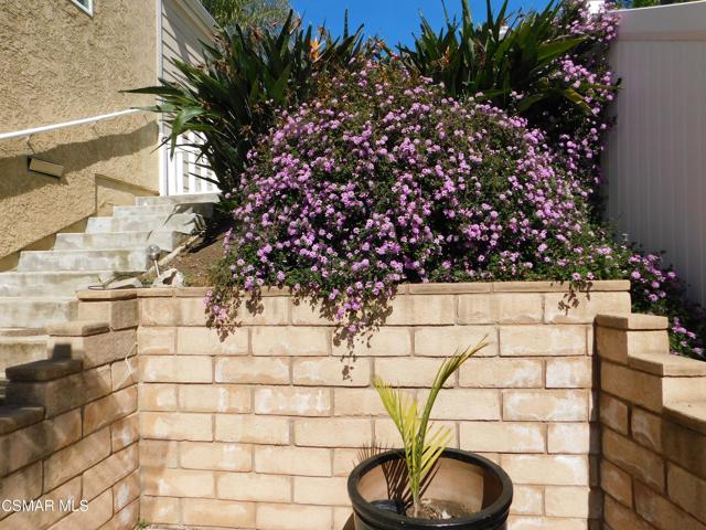 559 Stoney Peak Court, Simi Valley CA: https://media.crmls.org/mediaz/4857b158-e042-47e4-afcc-1510fb6fc8fe.jpg