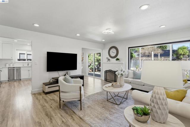 Image 10 of 39 For 4972 Minas Dr