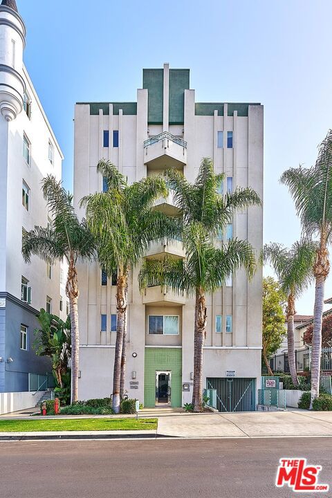 906 S Serrano Avenue, Los Angeles CA: https://media.crmls.org/mediaz/48583c69-24e4-4243-a2dd-c56deb519cf2.jpg