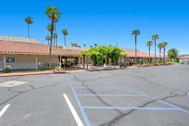 5001 W Florida Avenue, Hemet CA: https://media.crmls.org/mediaz/48584f21-84bf-4f55-b6d9-c76511f5bcfe.jpg