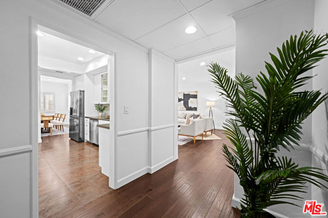 11928 Kiowa Avenue, Los Angeles CA: https://media.crmls.org/mediaz/48589740-f758-4069-a6f9-f513b0989108.jpg