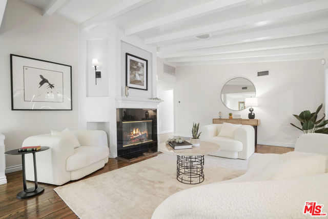 6002 Jumilla Avenue, Woodland Hills CA: https://media.crmls.org/mediaz/4858d75b-af2b-486c-a0be-de5b160f3913.jpg