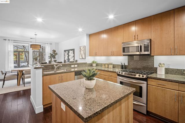 438 W Grand Ave, Oakland CA: https://media.crmls.org/mediaz/48593bfa-433d-4622-a9c9-e298dbf0cef0.jpg