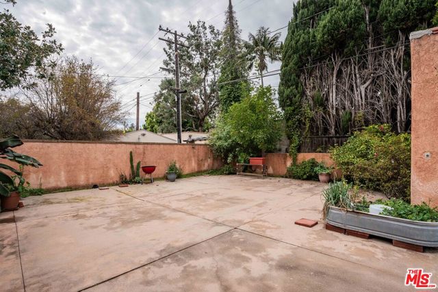 127 S Carson Road, Beverly Hills CA: https://media.crmls.org/mediaz/485988ee-bc64-4be2-9964-d445c601a9b9.jpg