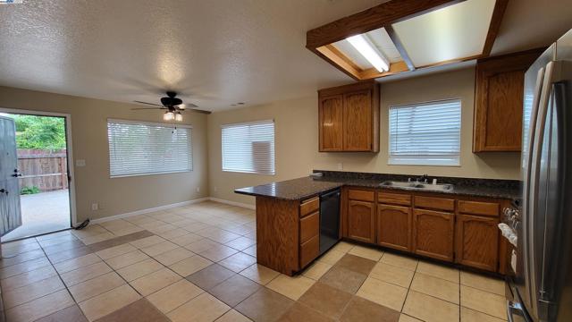 2137 Whitcomb Way, Modesto CA: https://media.crmls.org/mediaz/4859d295-27b6-43d8-95f4-2004e62f4381.jpg