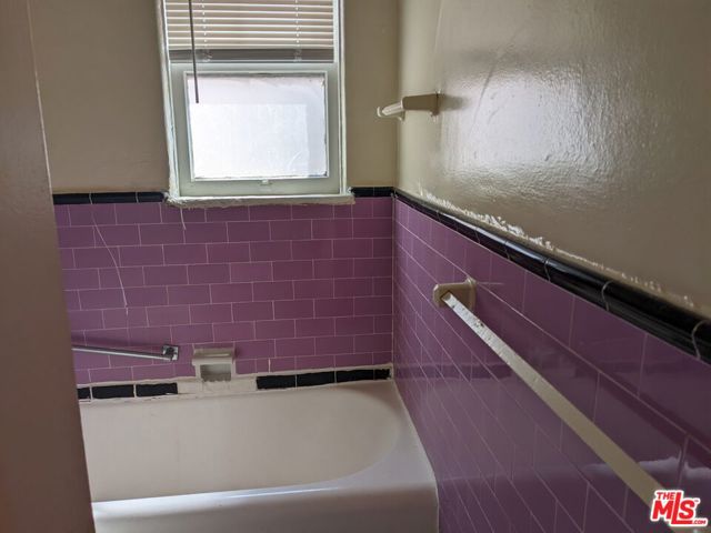 665 S COCHRAN Avenue, Los Angeles CA: https://media.crmls.org/mediaz/485a1b99-0e17-437f-a81a-86b0267deeaf.jpg