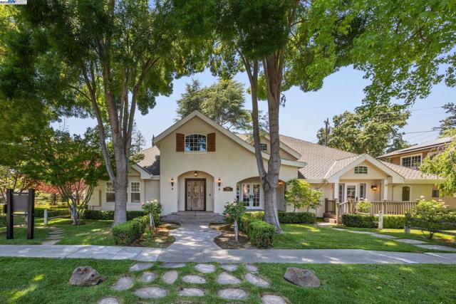 628 Saint Mary St, Pleasanton CA: https://media.crmls.org/mediaz/485a2dd7-f201-45b8-a157-dd08b670503e.jpg