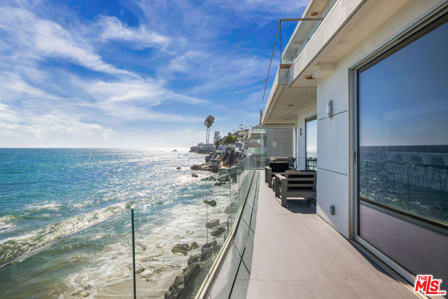 19640 Pacific Coast Highway, Malibu CA: https://media.crmls.org/mediaz/485b7649-8ceb-40d9-a05a-b5682c83db71.jpg
