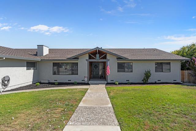 215 Rays Circle, Hollister CA: https://media.crmls.org/mediaz/485ba89d-4269-4b5e-8b40-23a19395798e.jpg