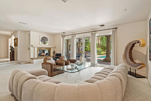 835 N Avenida Palmas, Palm Springs, CA 92262