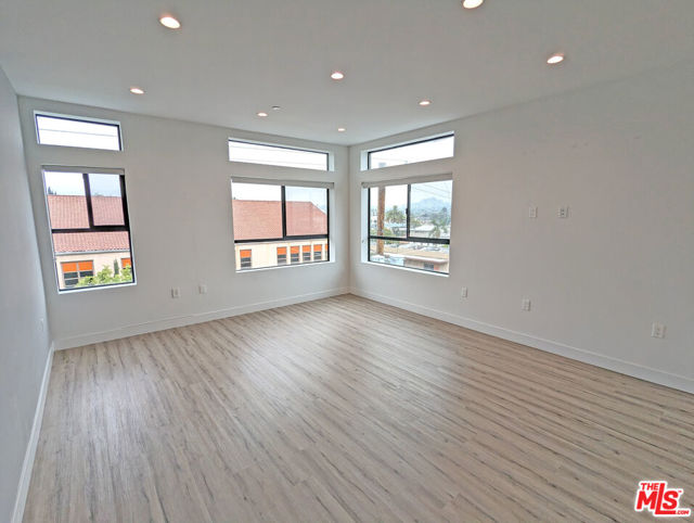 338 N Mariposa Avenue, Los Angeles CA: https://media.crmls.org/mediaz/485bddfd-2e47-403f-96c7-1bc30fa66393.jpg