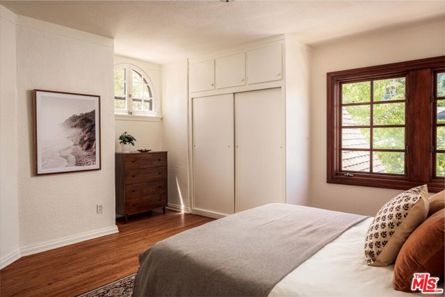 2064 Ames Street, Los Angeles CA: https://media.crmls.org/mediaz/485e1f98-6e99-47f9-bfe8-68075fbf5342.jpg
