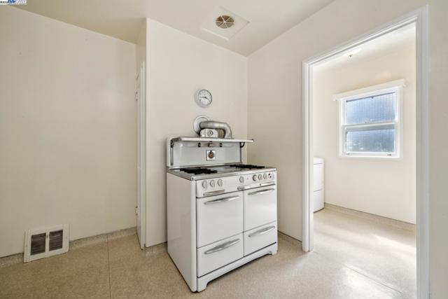 1658 Gouldin Rd, Oakland CA: https://media.crmls.org/mediaz/485e8001-69fb-4233-a254-600f01997a1d.jpg