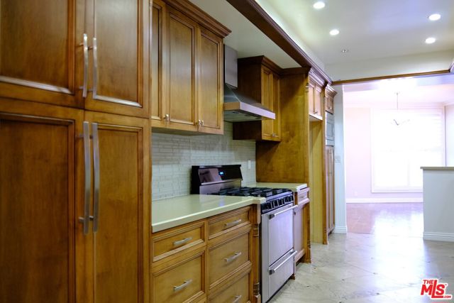 4444 Wilshire Boulevard, Los Angeles CA: https://media.crmls.org/mediaz/485e8674-ec26-4f50-ad3f-6dc7c669effa.jpg