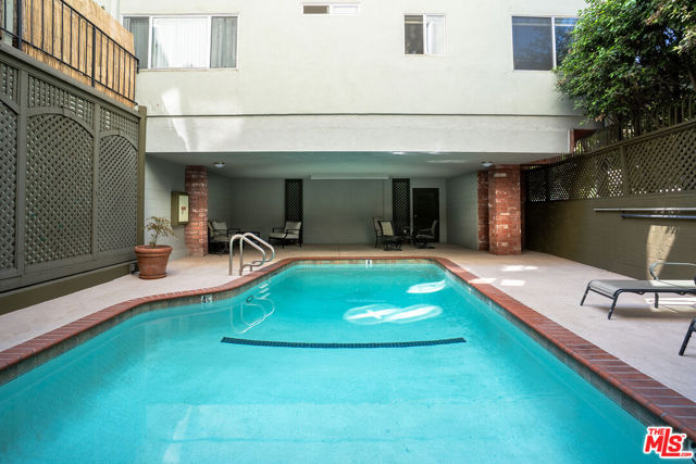 532 N Rossmore Avenue, Los Angeles CA: https://media.crmls.org/mediaz/48606dcb-ea4b-4bb3-987a-be4511231357.jpg