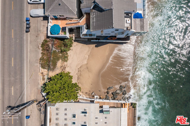 24208 Malibu Road, Malibu CA: https://media.crmls.org/mediaz/4860e486-e2e3-4d89-82c2-2767aab38519.jpg
